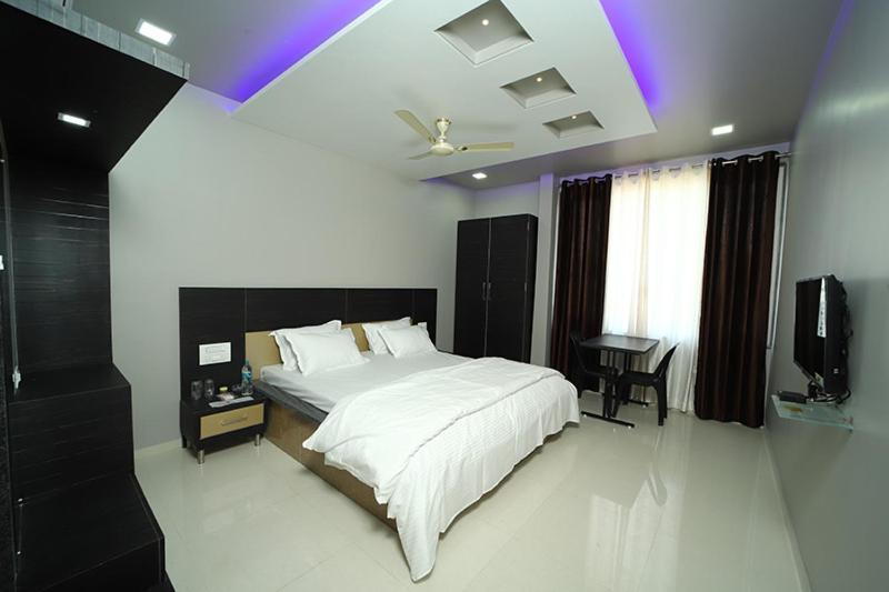 Hotel Sourabh Garden Shirol Kültér fotó