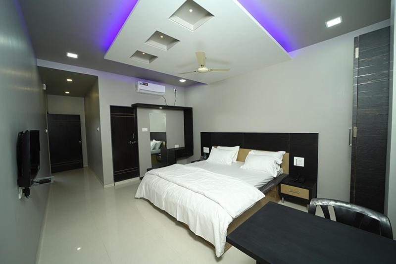 Hotel Sourabh Garden Shirol Kültér fotó
